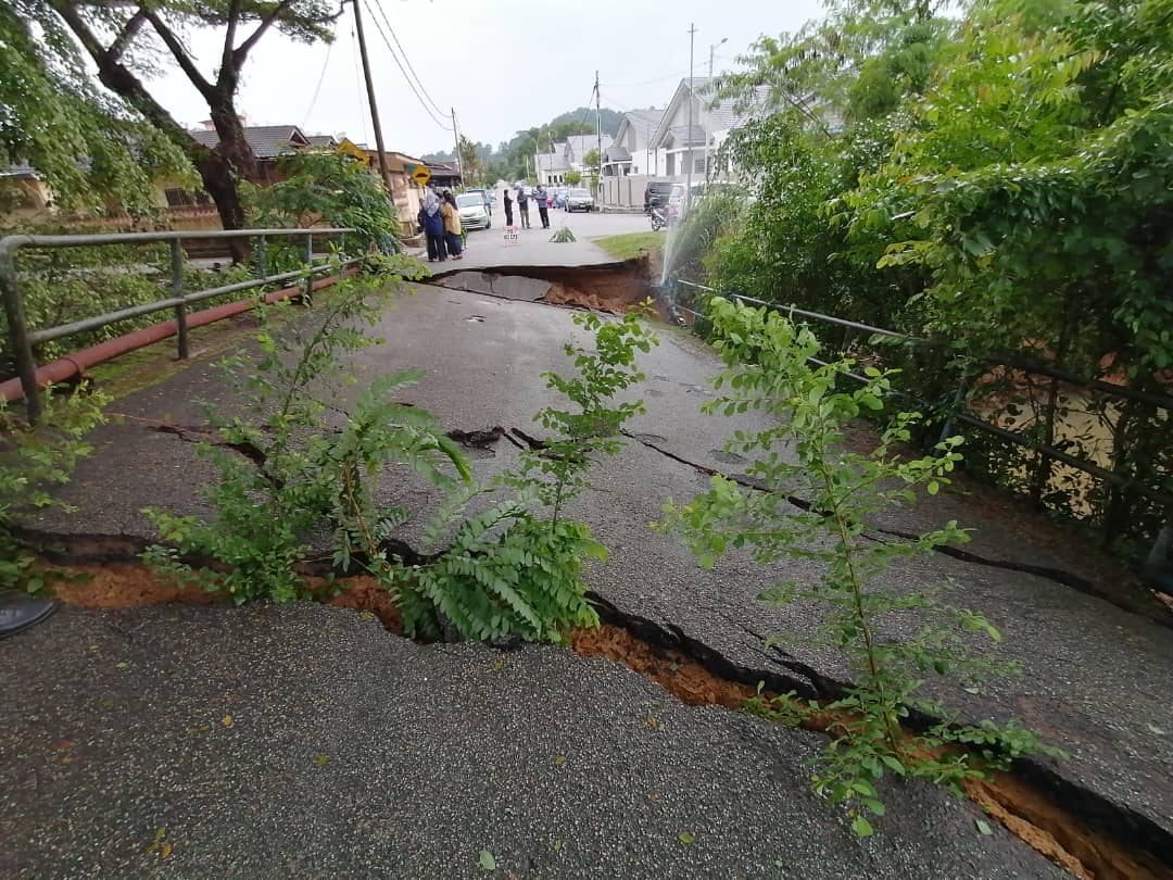 东：豪雨造成大沟渠水位上升侵蚀，武吉士东阁柏丹那45/1巷小桥坍塌。