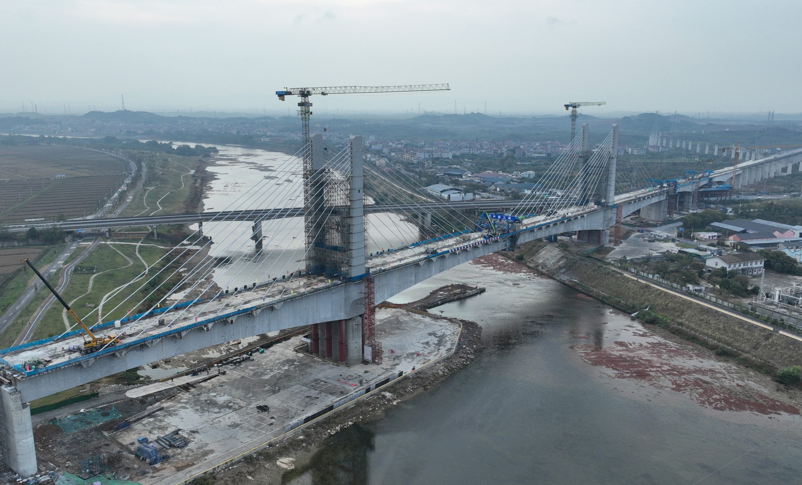 中国最大跨度高速铁路三线矮塔斜拉桥合龙