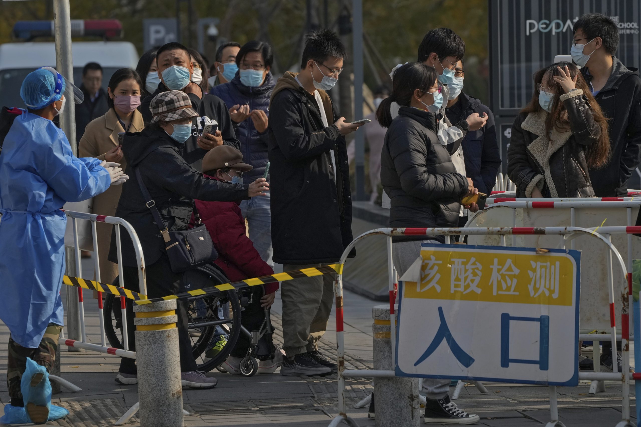 中国疫情近半年新高 过度防疫民轰荒诞