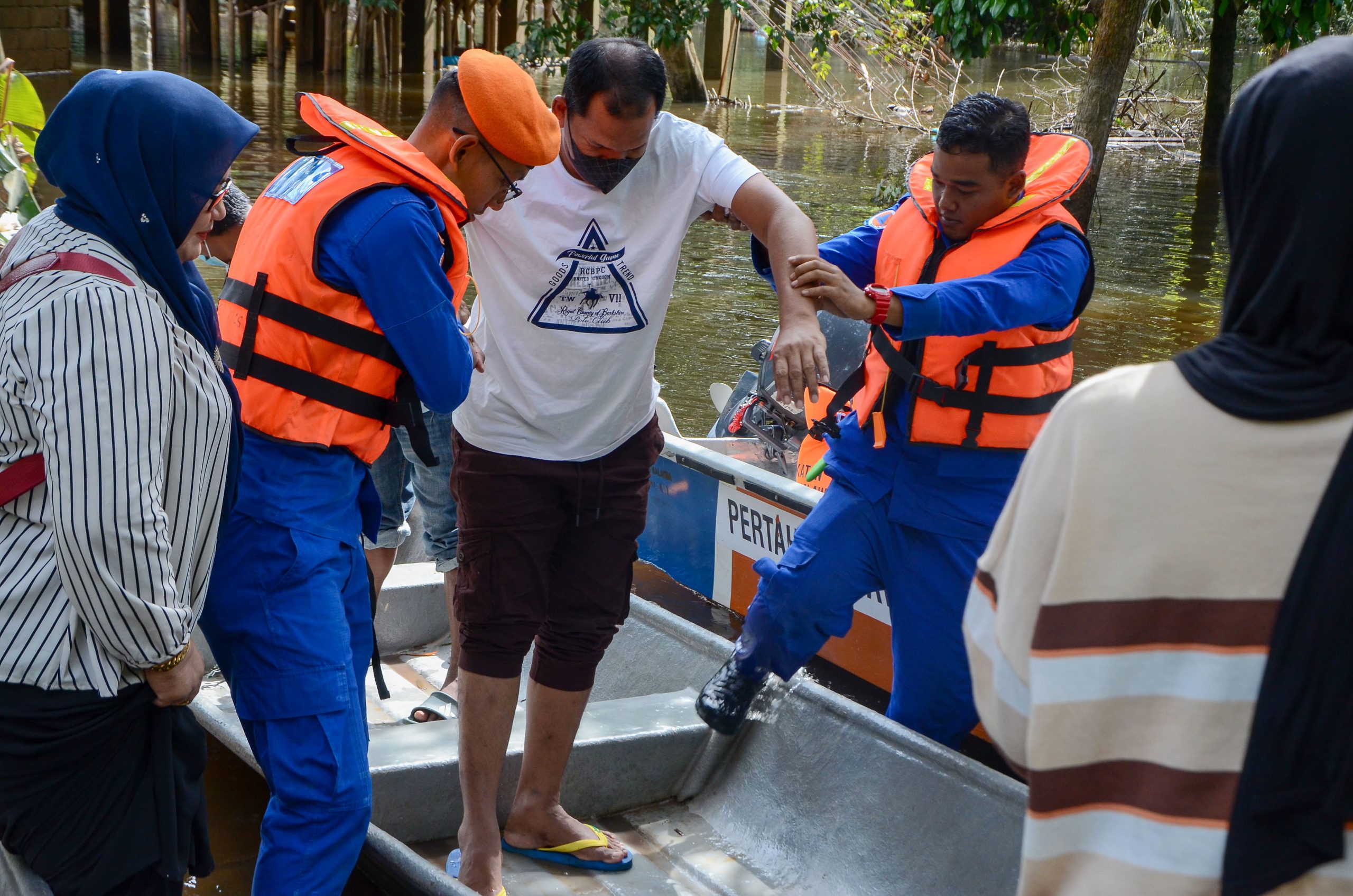 丹州巴西马灾黎乘船外出投票。