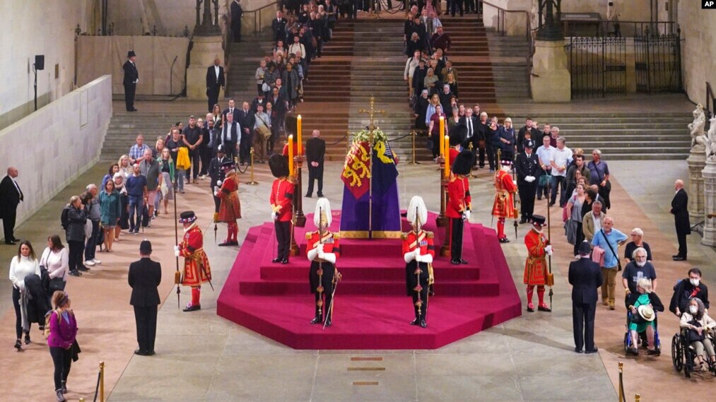 为见英女王最后一面 25万人踩坏西敏寺大厅