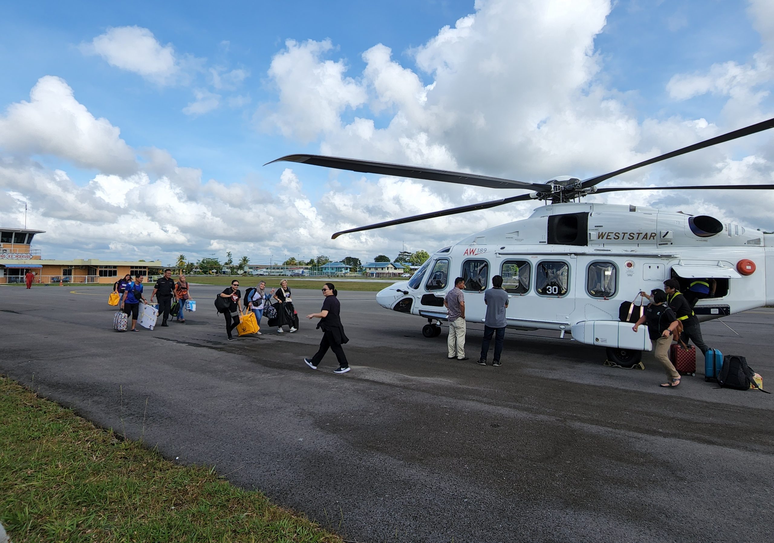 以直升机前往峇南内陆投票站执行任务的选举工作人员与投票箱今日率先出发
