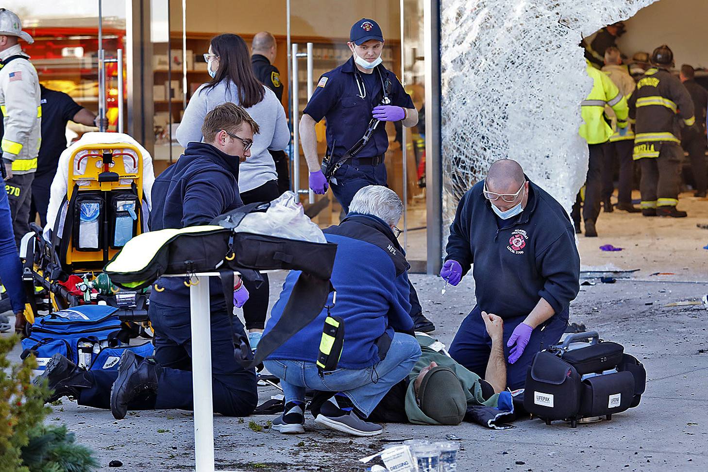 休旅车冲入麻省苹果店 至1死16伤 警方展开刑事调查