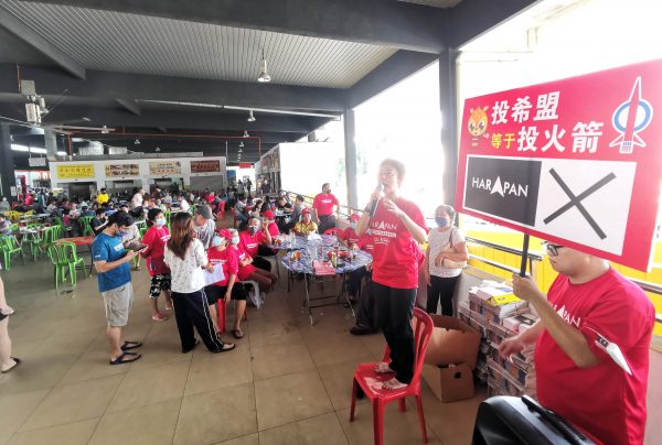 供fb/马华率队到芙蓉公市“偷袭”火箭票仓，行动党出动战车、吉祥物“反击”