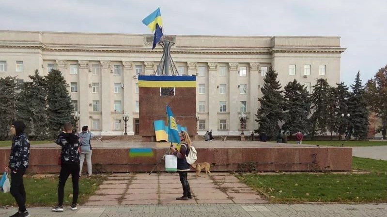 俄自赫尔松市完成撤退 行政大楼升乌克兰国旗