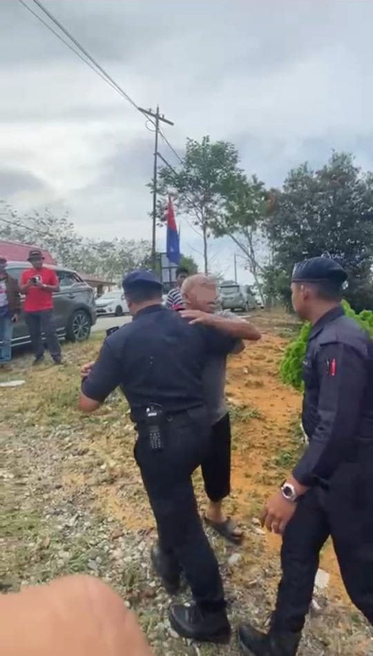 全国：新闻：马智礼探访救灾中心不得其门而入  一情绪激动男子被警员拉走