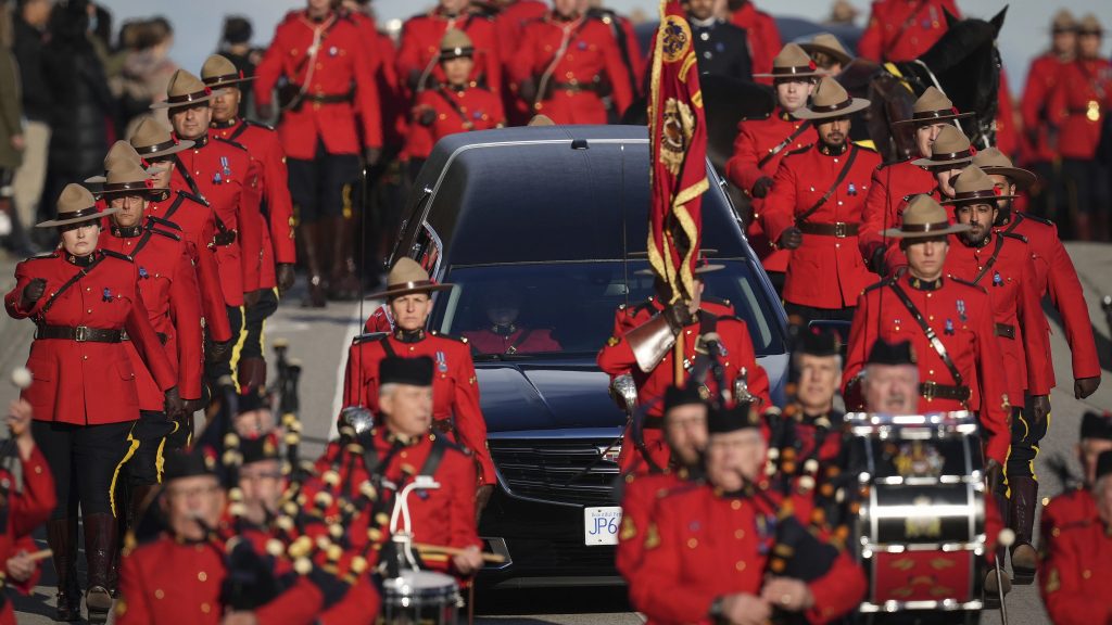 加拿大台裔女警杨子信葬礼  逾2千人送最后一程