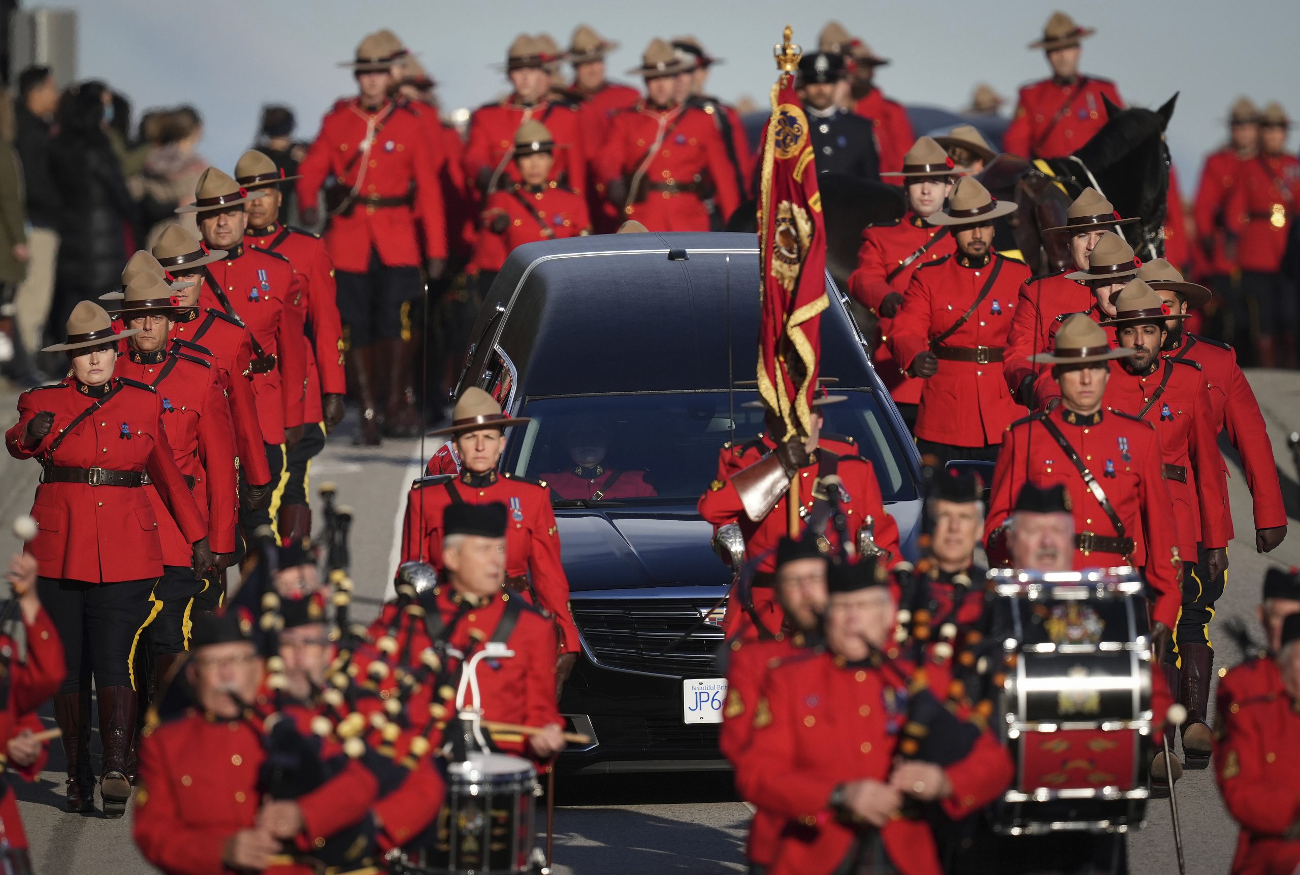 加拿大台裔女警杨子信葬礼 逾2千人送最后一程