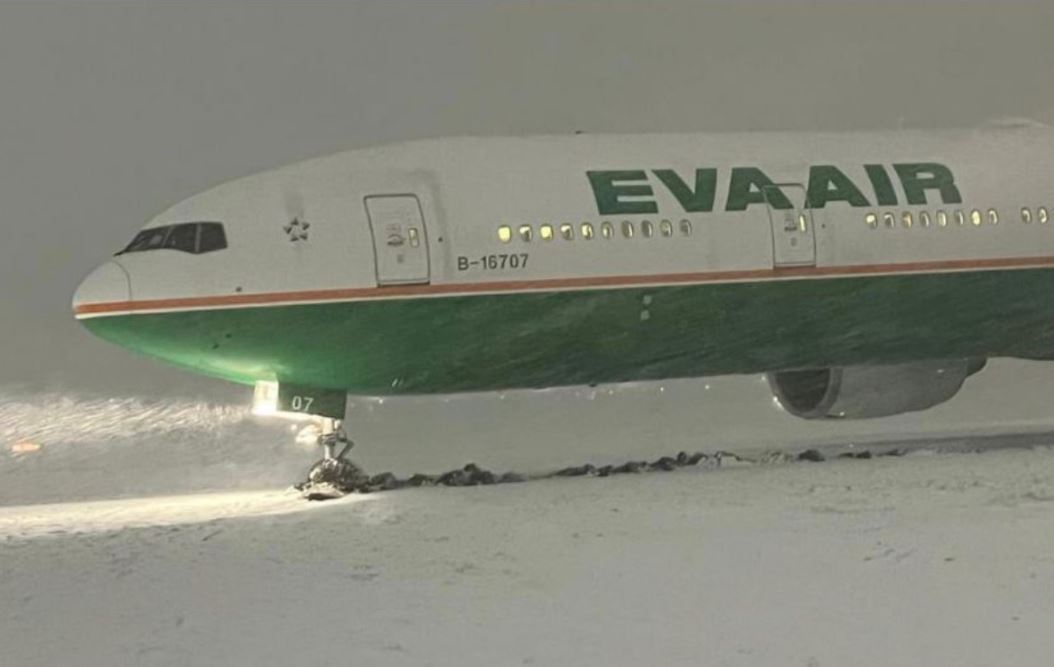 加拿大暴雪 客机滑出跑道卡雪中