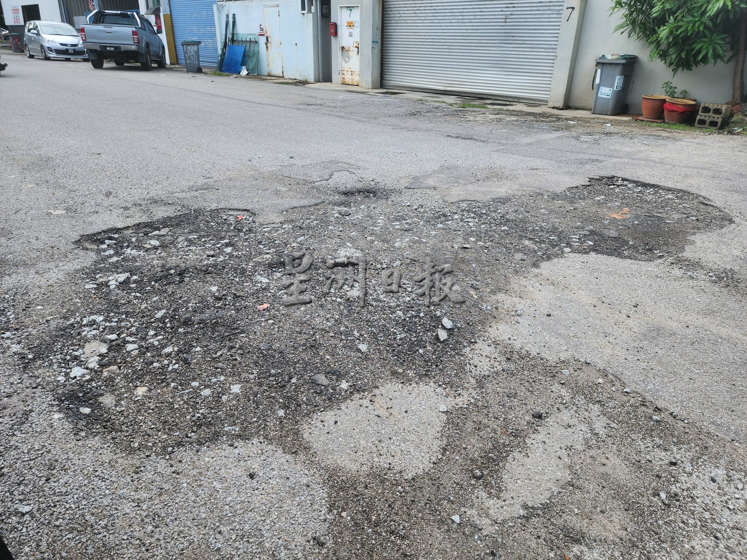 加沙默迪卡工业区1A路水管漏水不断“贴膏药布”，路段多窟窿多凹凸不平