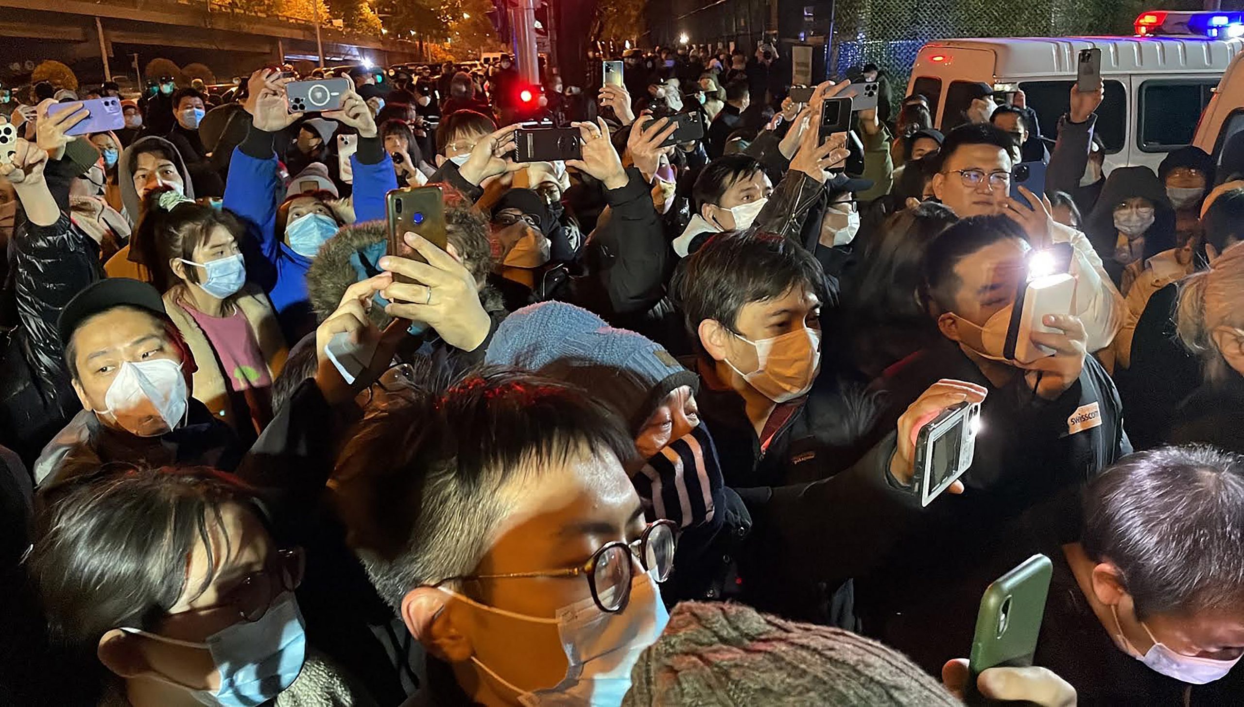 北京亮马河畔民众抗议诉求自由 六四后最大规模