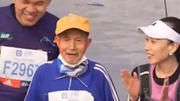 北京马拉松｜86岁翁6小时跑毕全程  网民：这位爷爷好厉害