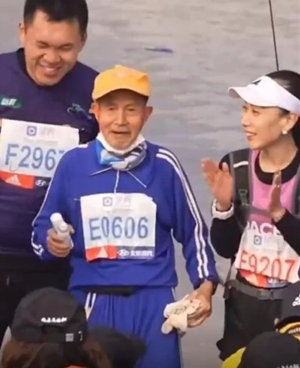 北京马拉松｜86岁翁6小时跑毕全程 网民：这位爷爷好厉害