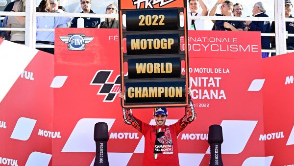 华伦西亚站MotoGP|史诗级逆转秀首摘世冠 巴尼亚亚完美升华