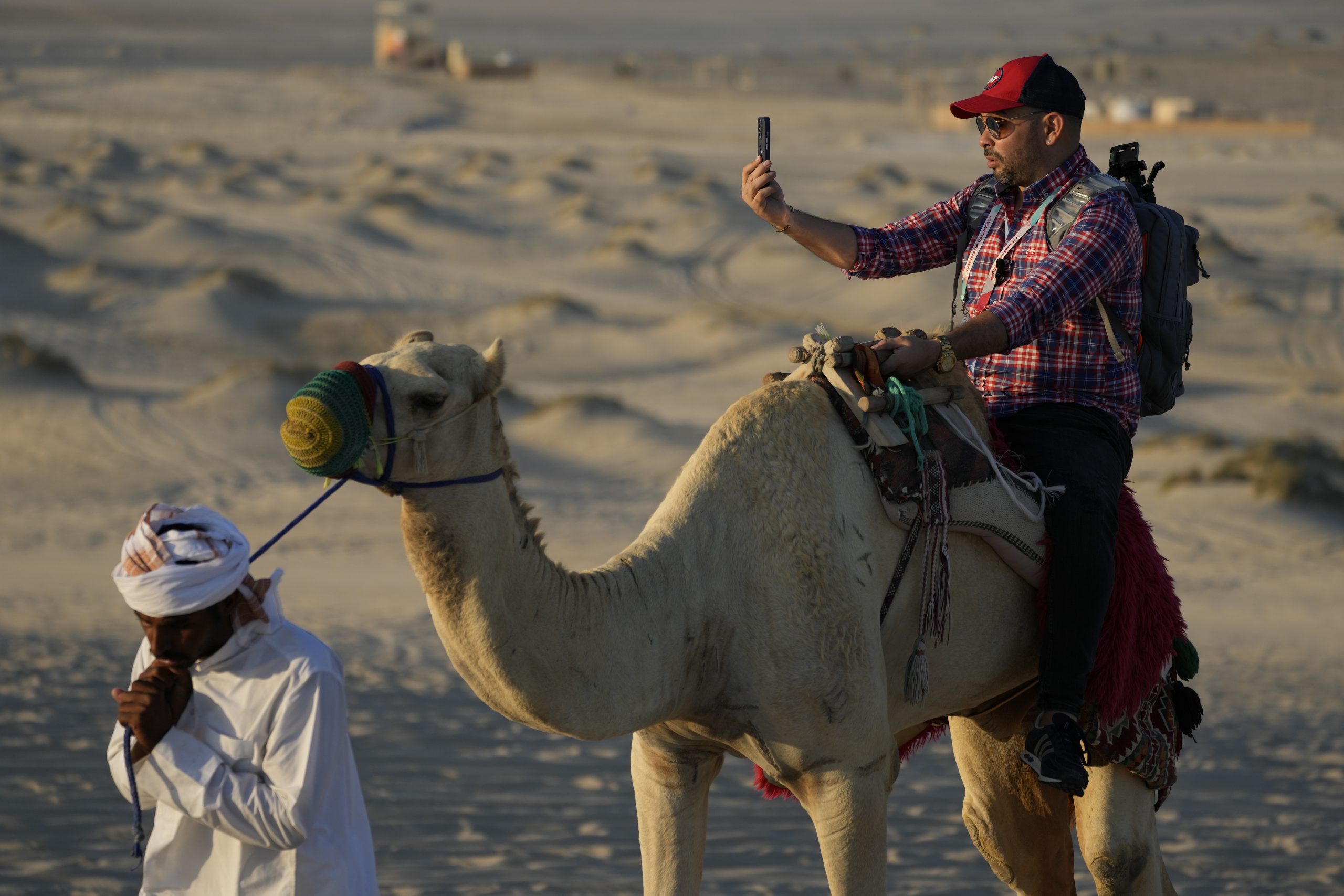 卡塔尔世界杯涌入上百万球迷 骆驼载客量暴增累瘫