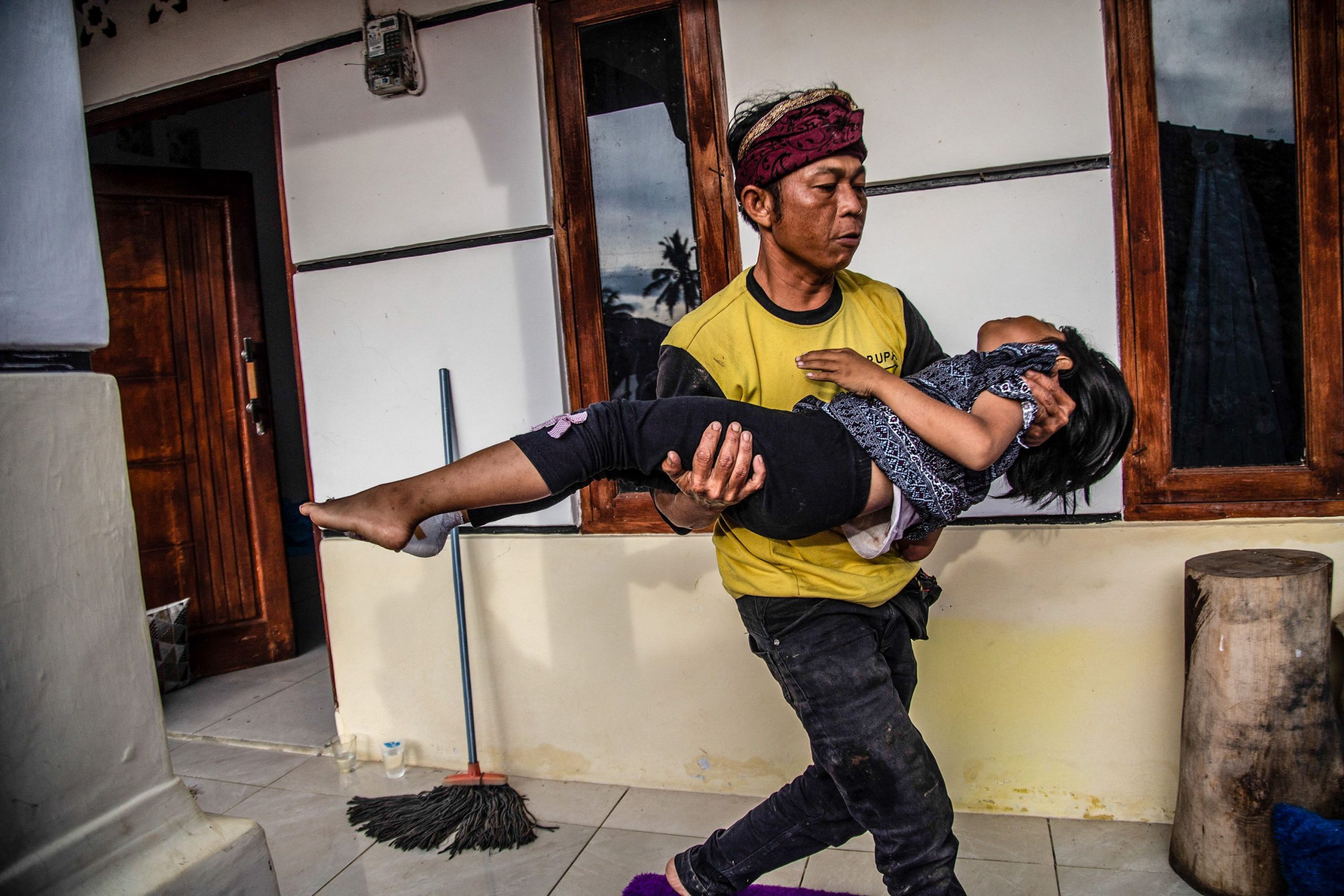    印尼地震 家破人亡  逾1.3万人无家可归