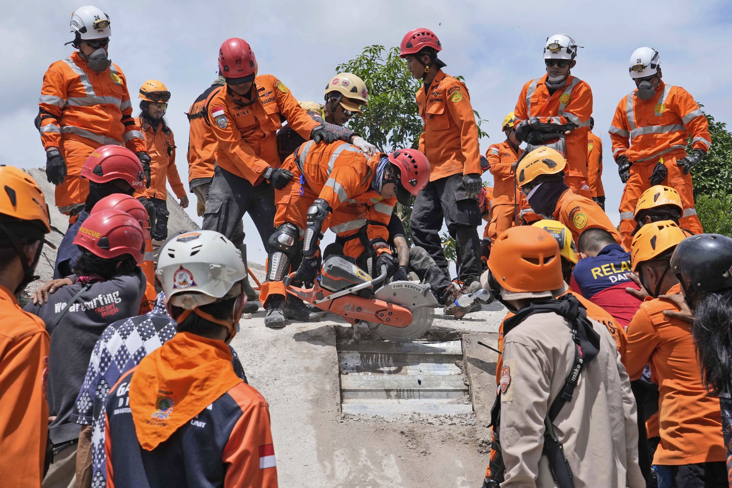    印尼地震 家破人亡  逾1.3万人无家可归
