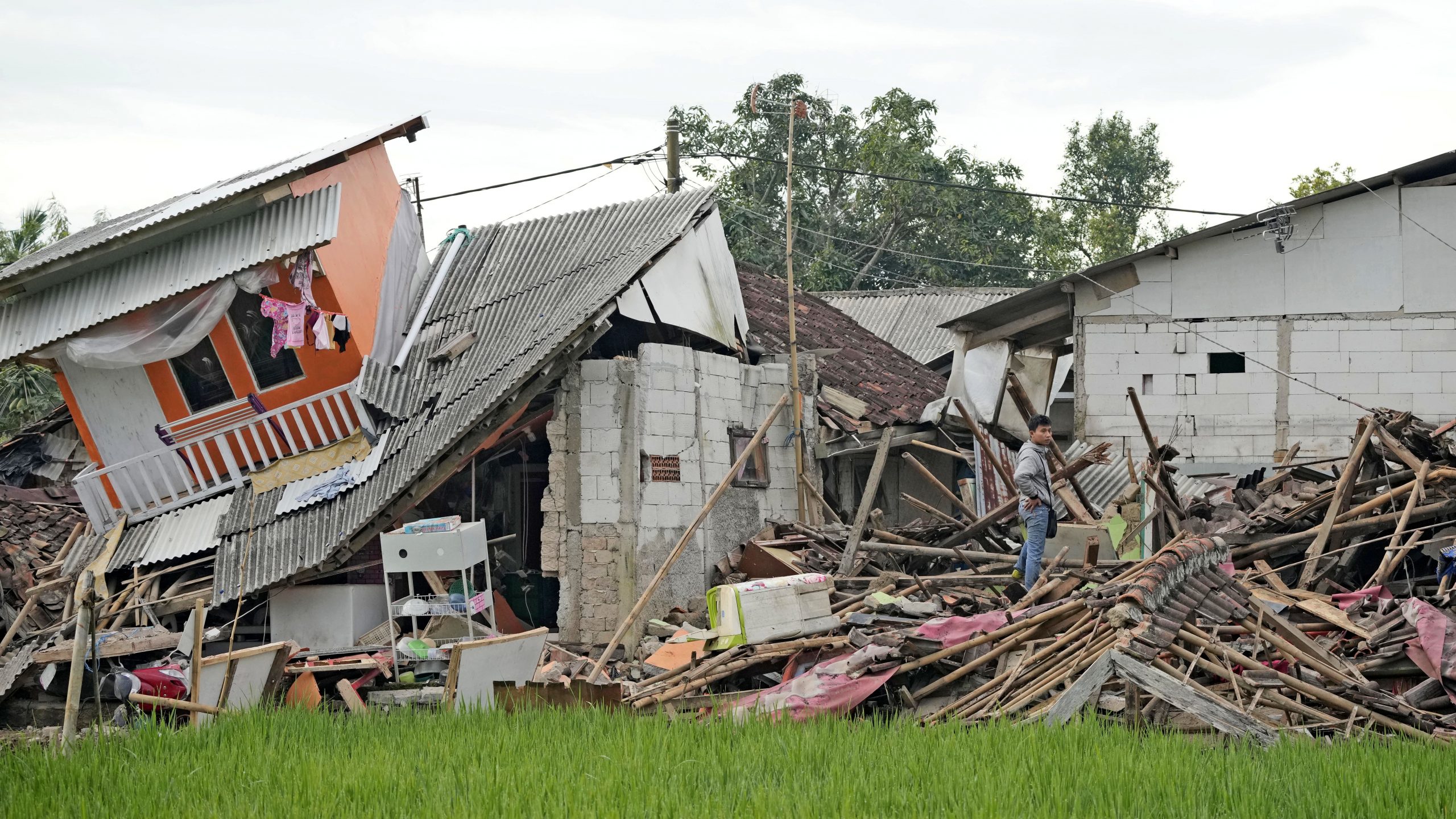 印尼地震增至逾160人死亡　1.3万人流离　灾区停电需两三日才修复