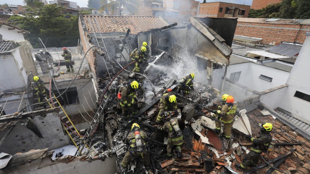 哥伦比亚小型飞机在住宅区坠毁　机上8人全部罹难