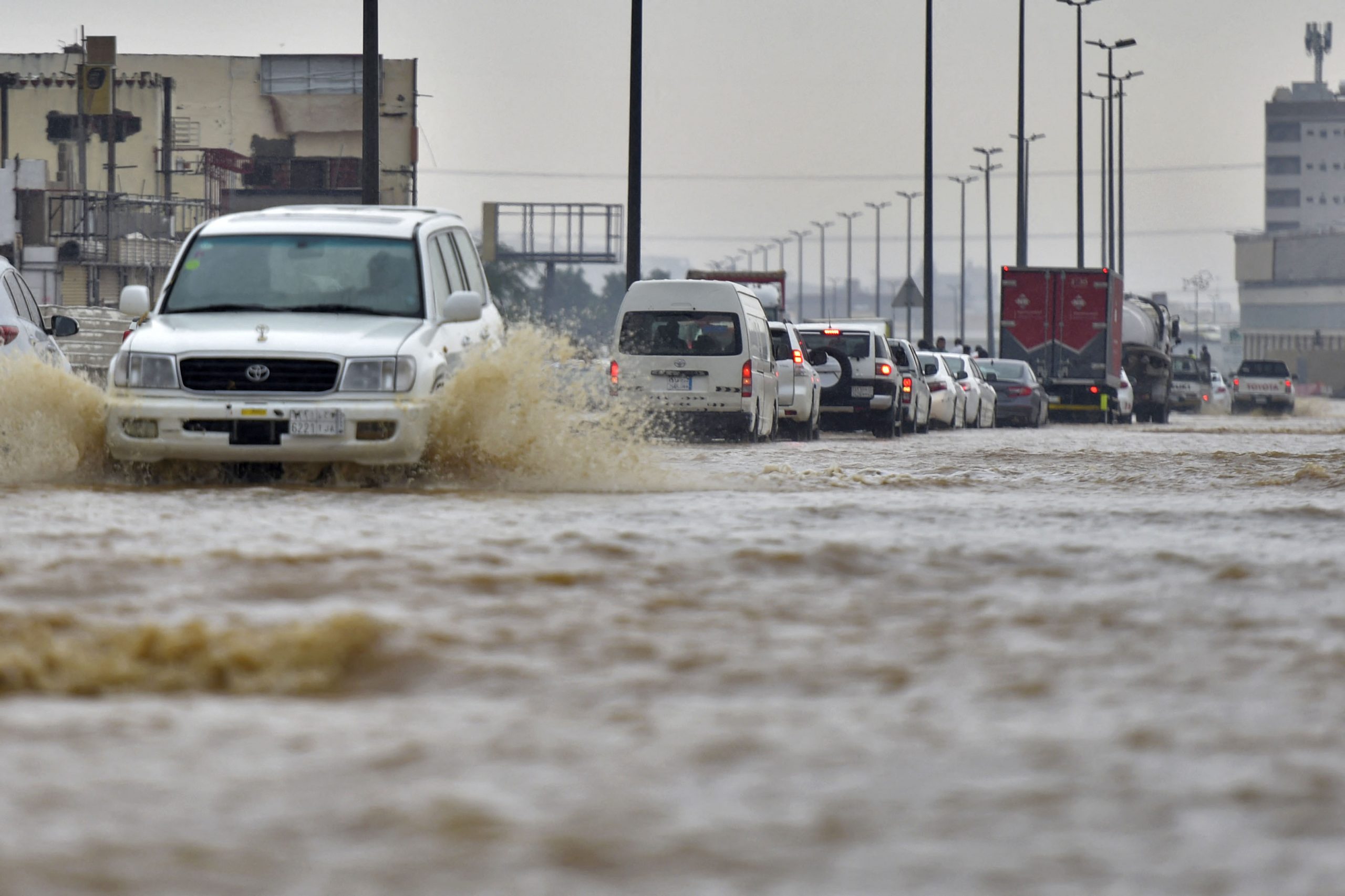 国王“祈雨太成功”变洪水淹城　沙地阿拉伯2死、无数车辆冲毁