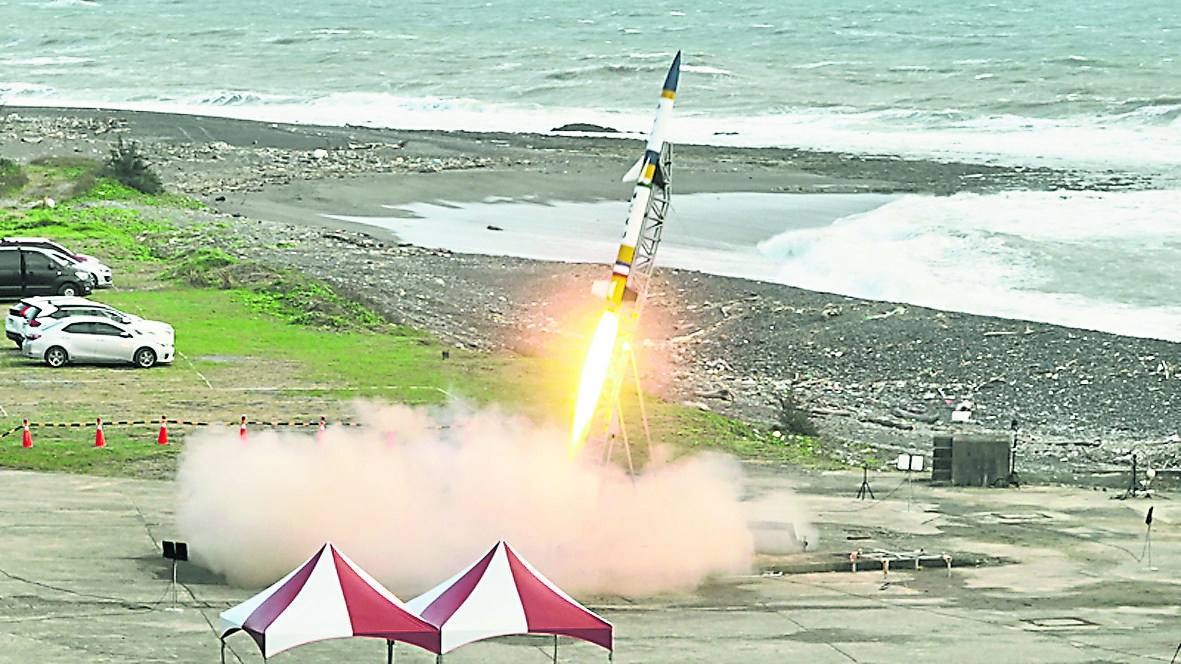 图与文 ／成大两节式火箭升空 台湾科研关键技术进实用阶段