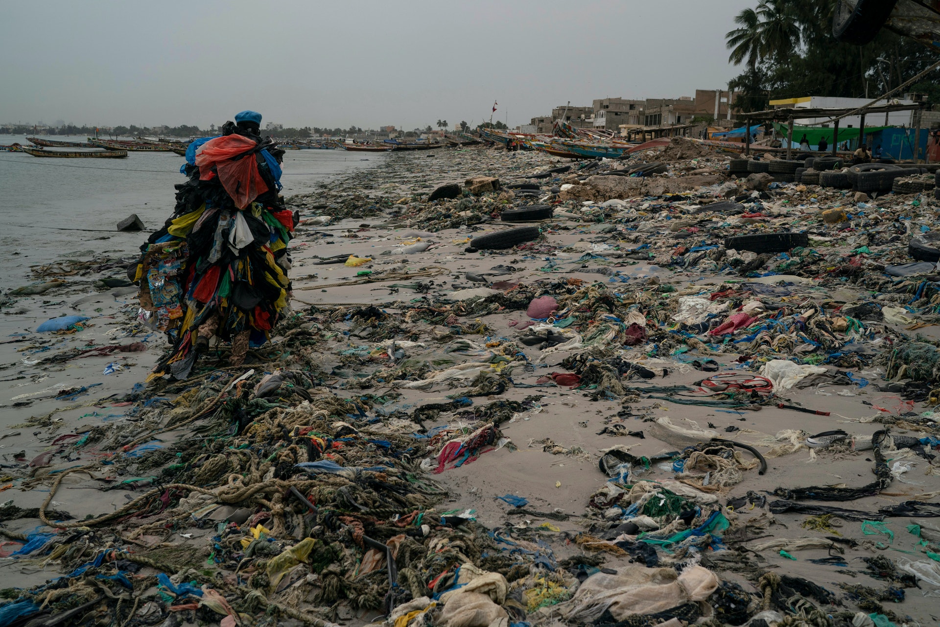塞内加尔胶袋人　奇装异相唤公众关注　望还原洁净沙滩