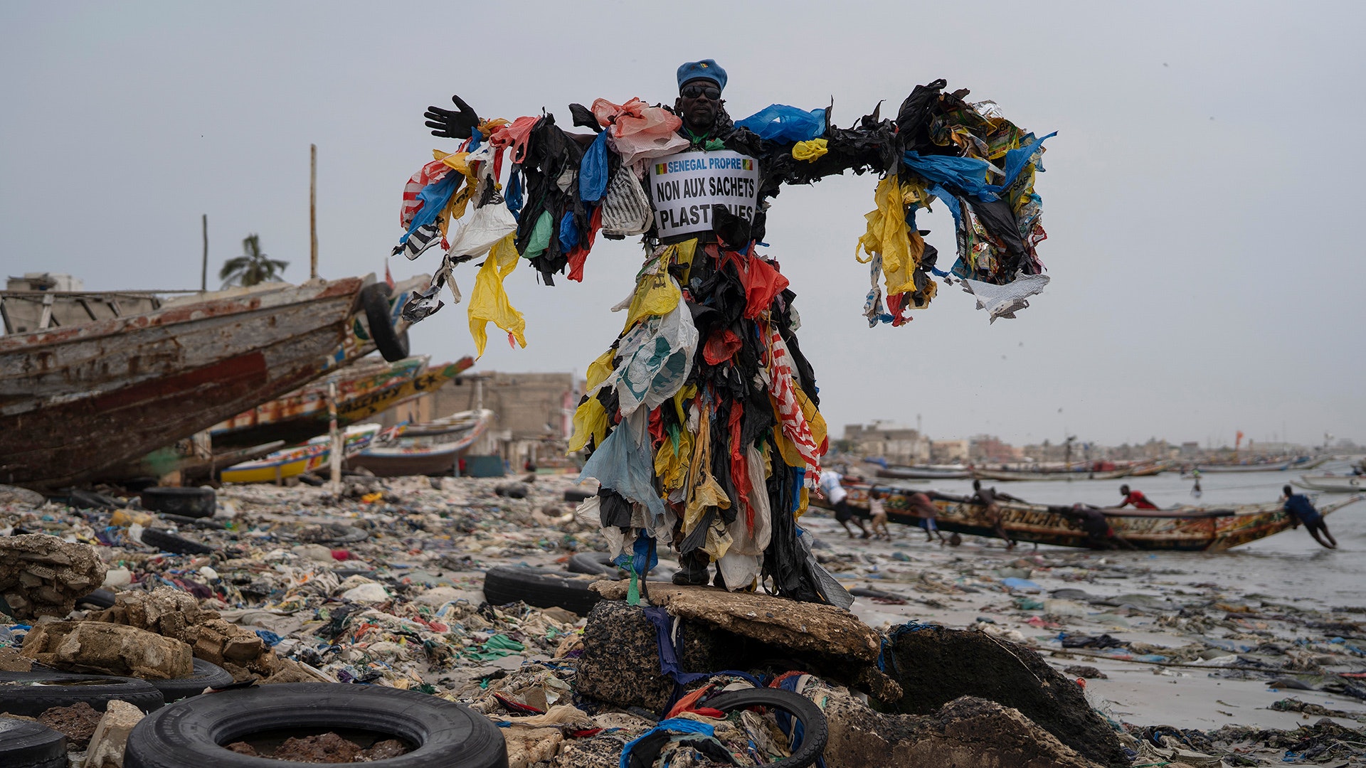 塞内加尔胶袋人　奇装异相唤公众关注　望还原洁净沙滩