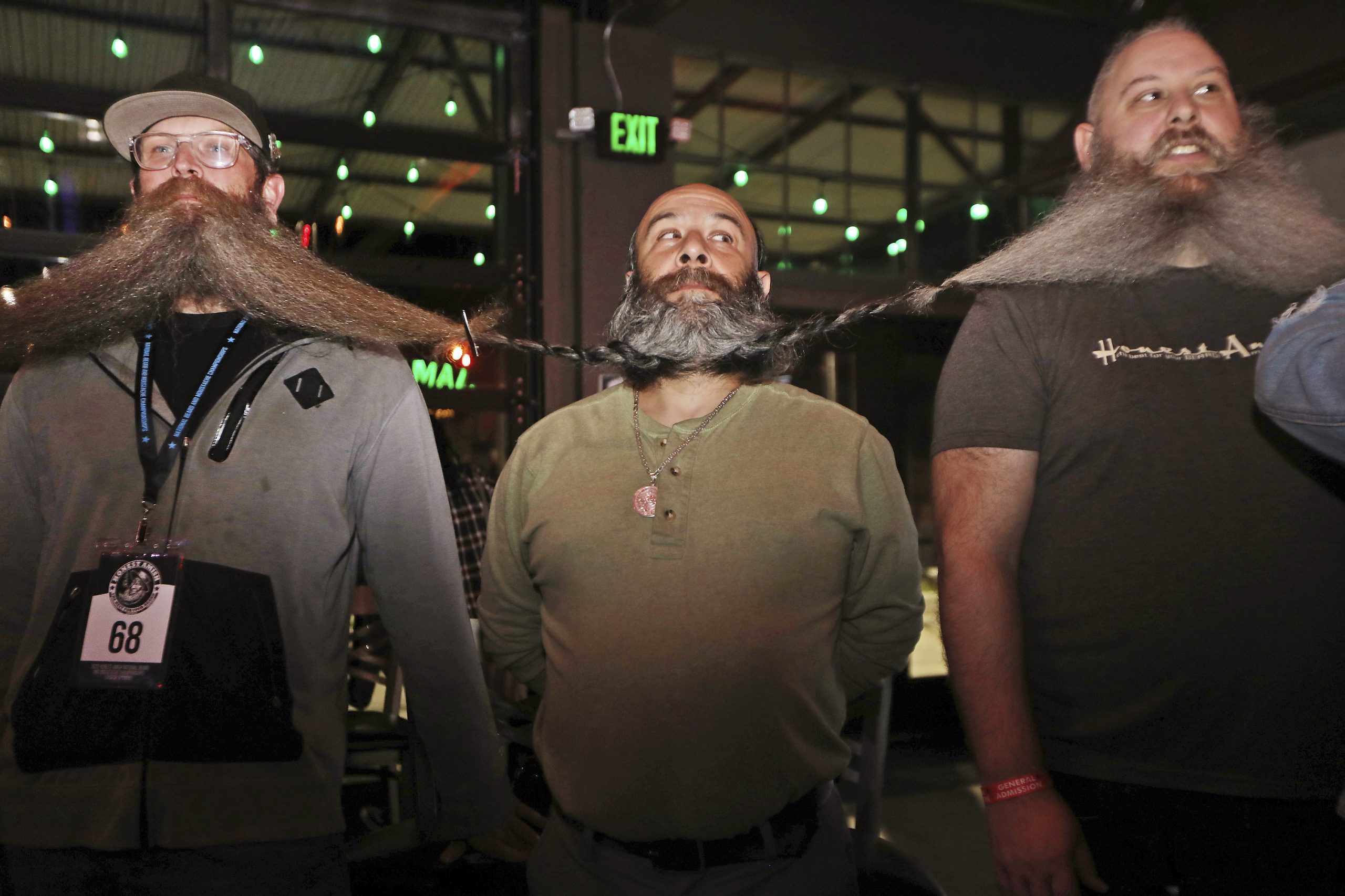 壮汉一字排开组“胡子链” 总长45公尺破世界纪录