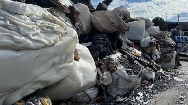 熔化塑料污染水源   武吉柏伦东非法回收厂遭查封