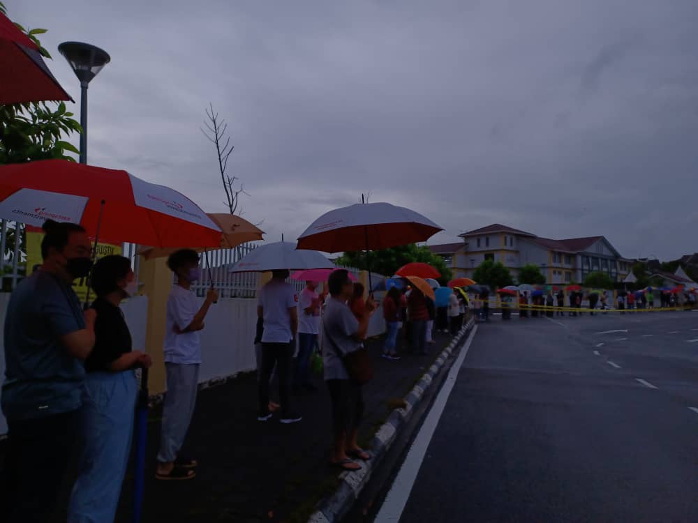 大都会/选民从清早6时30分开始就撑著雨伞在投票中心外面等候