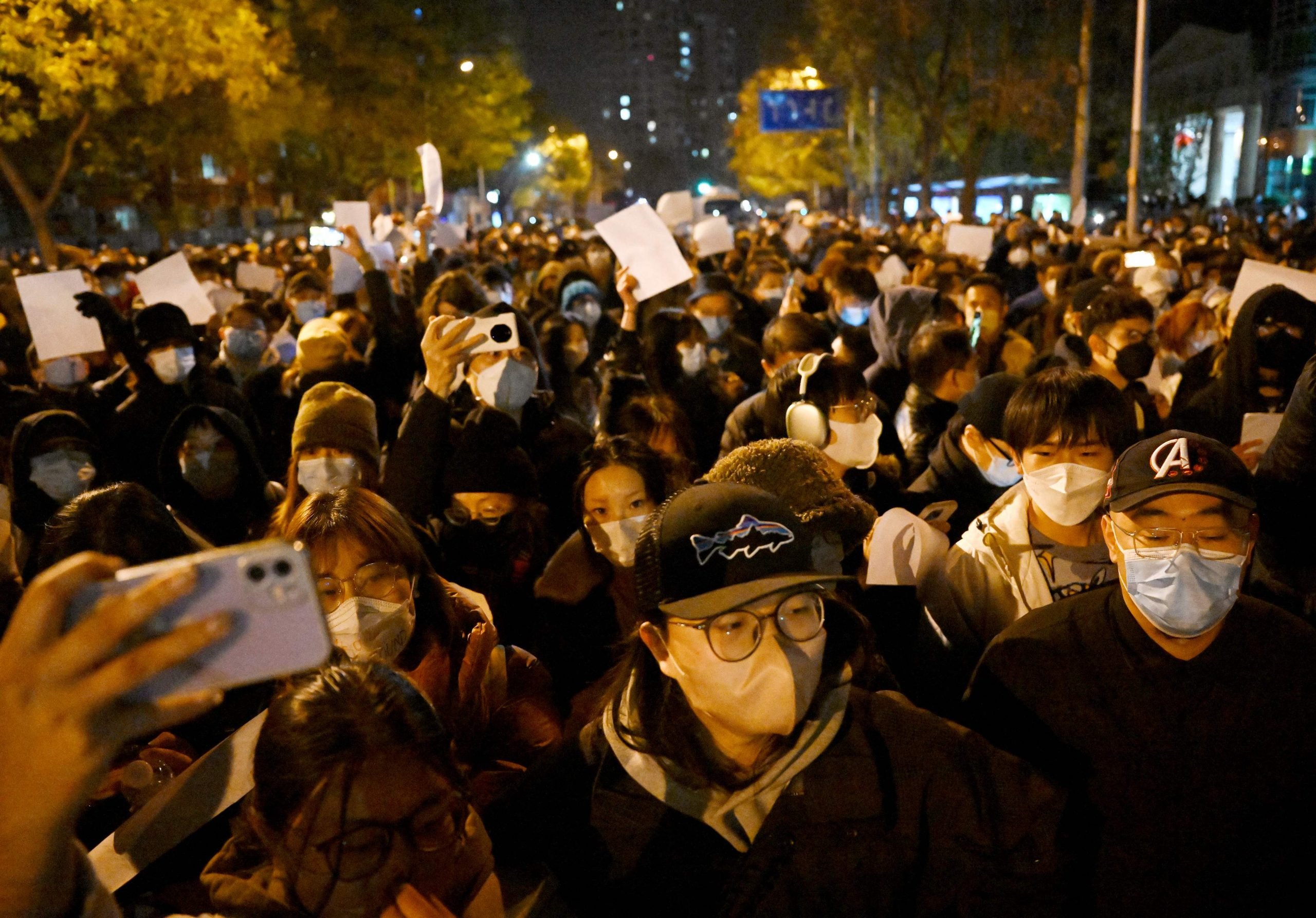  天下事 主文 示威蔓延多地 上海有人被捕 北京民众罕见抗议 高喊 “人民万岁”！