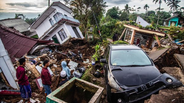 印尼地震 | 仍有多人受困 死者增至268人 争分夺秒救人