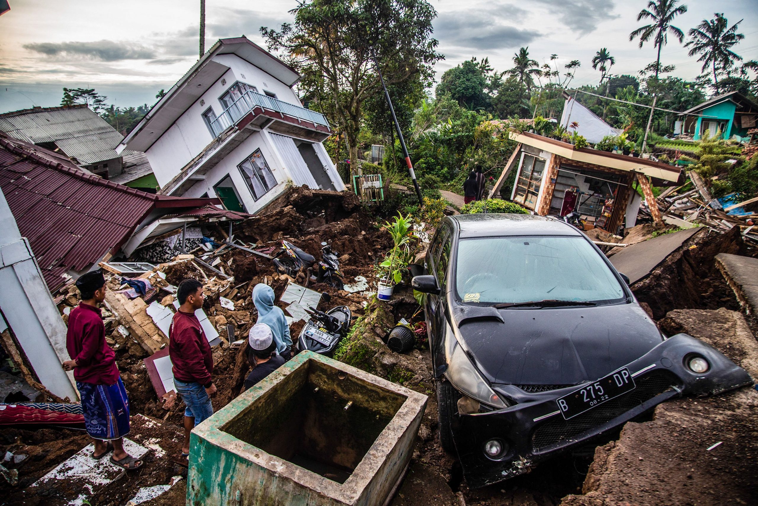 天下事  印尼地震 //    料多人被困瓦砾堆下    搜救队争分夺秒救人 /主