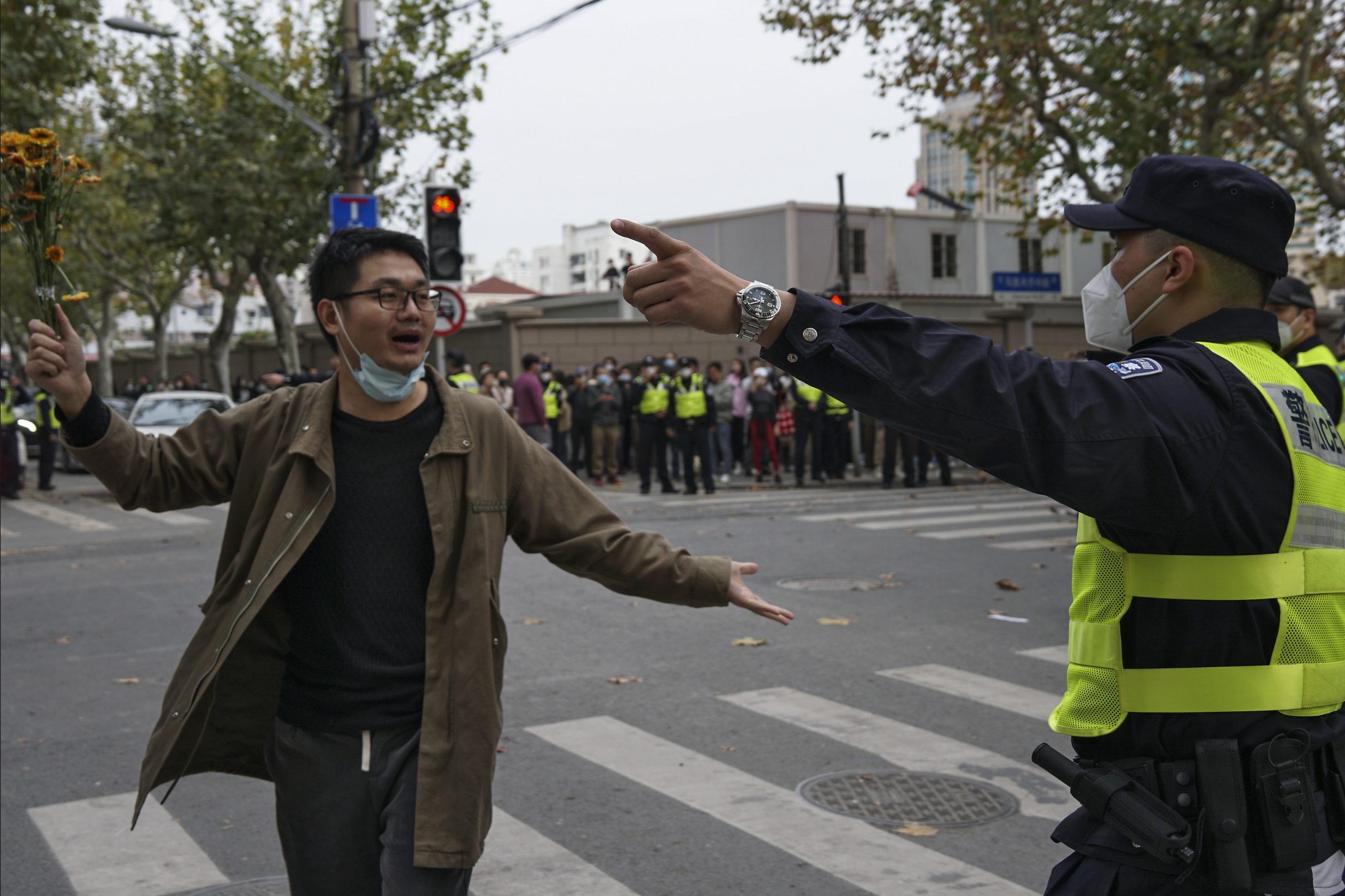 天下事　上海男手持鲜花高喊「中国人要勇敢」 被警察带走