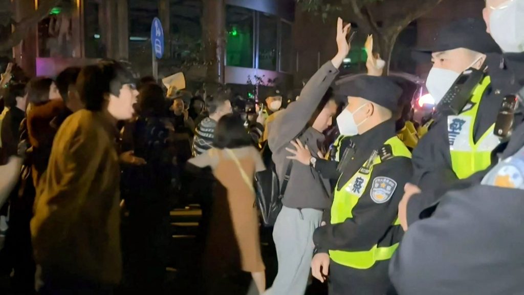中国抗议封控遍地开花 大学生也抗议