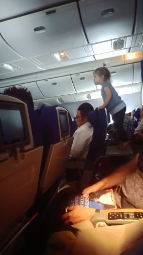 小女孩在飞机上“踩折叠桌狂跳”网民：最有效的避孕广告