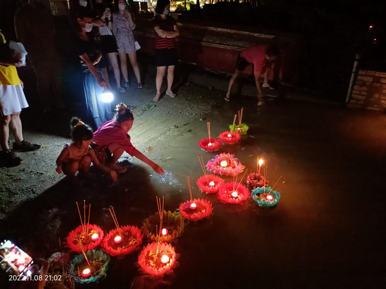 阔别两年后，数百名泰裔及华裔居民再次齐聚麻河畔庆祝水灯节
