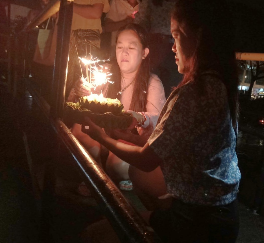 【特稿】阔别两年后，数百名泰裔及华裔居民再次齐聚麻河畔庆祝水灯节