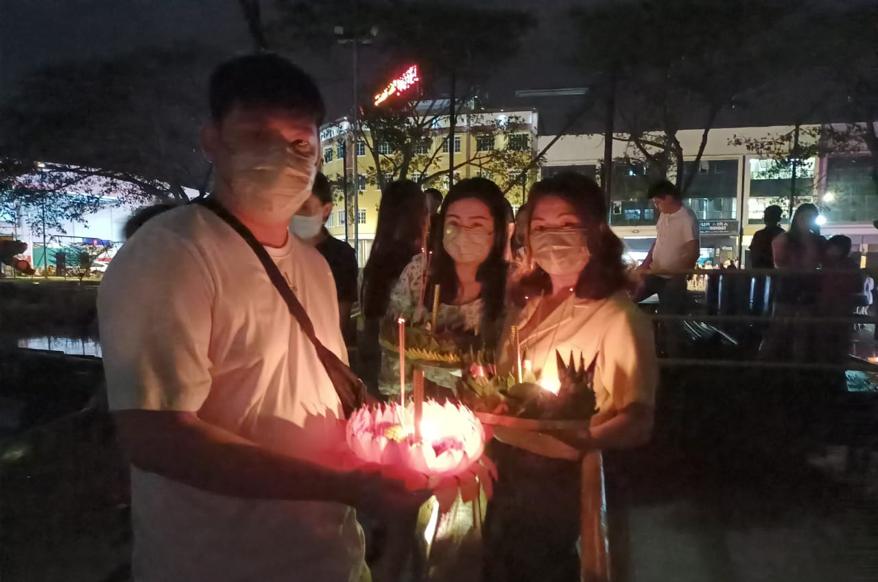 **已签发**柔：封底：【特稿】：阔别两年后，数百名泰裔及华裔居民再次齐聚麻河畔庆祝水灯节