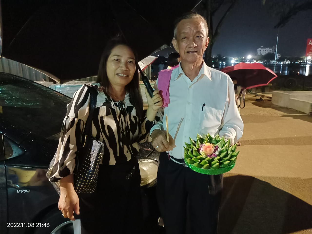阔别两年后，数百名泰裔及华裔居民再次齐聚麻河畔庆祝水灯节