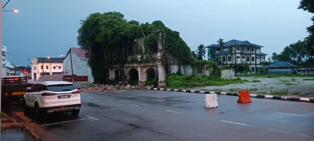 **已签发**柔：峇罗加雅路一建筑物局部坍塌，幸未造成伤亡损失