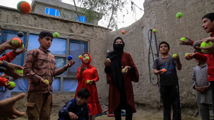 阿富汗孩童战乱中学杂技作乐