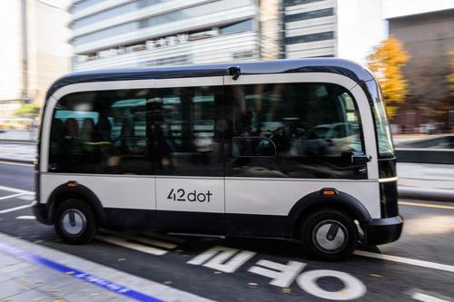 拚图两图／首尔开通自动驾驶巴士线路