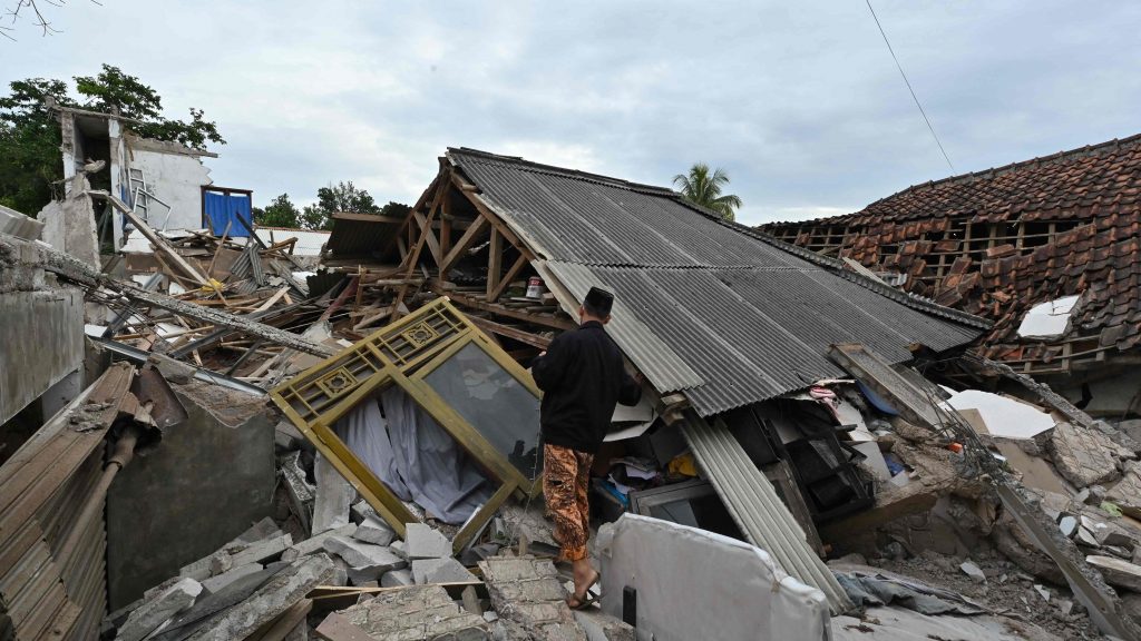 印尼强震 | 拯救人员续搜寻生还者 灾民恳求送救援物资