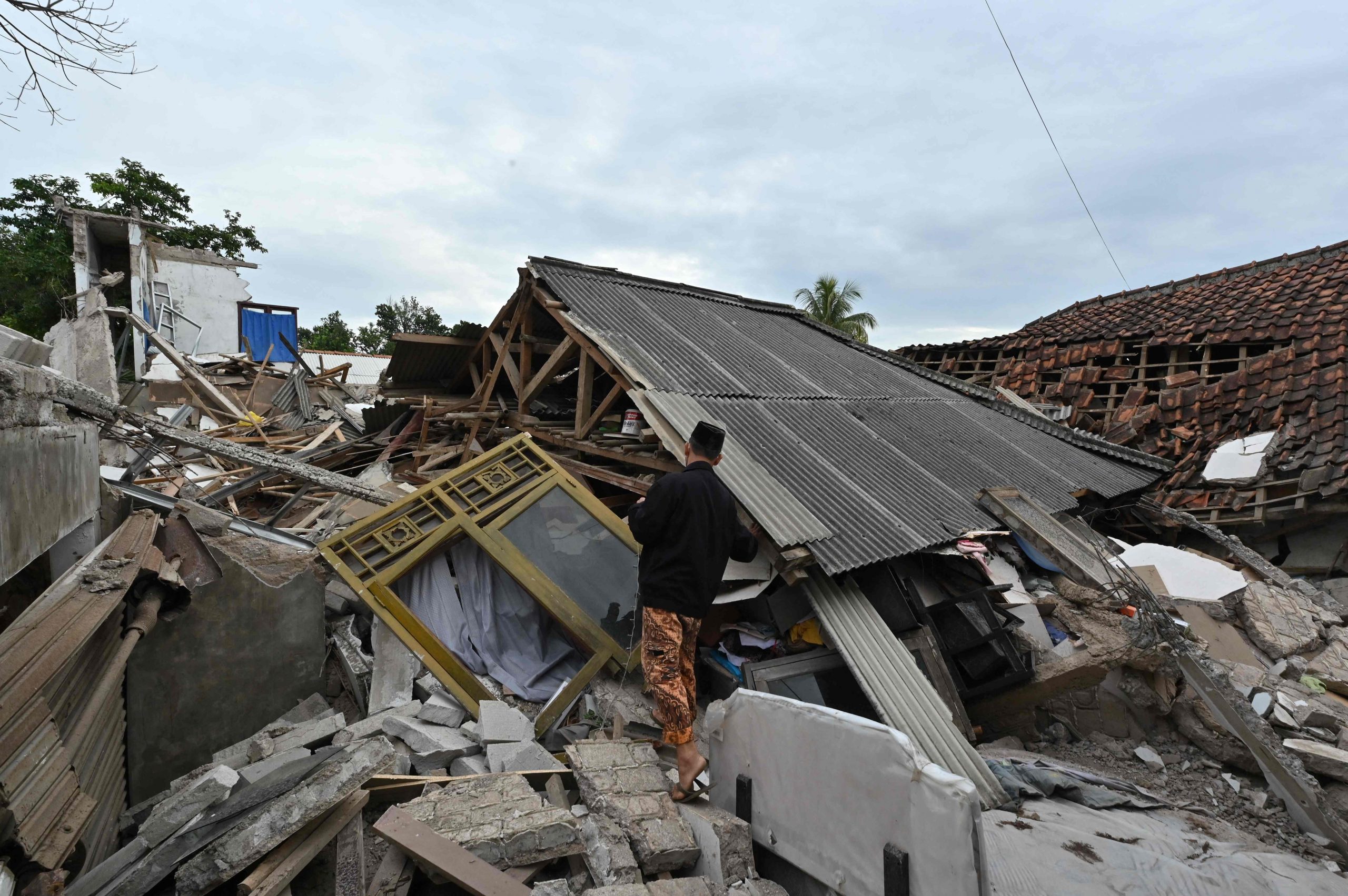 拯救人员续搜寻印尼生还者 灾民恳求送救援物资