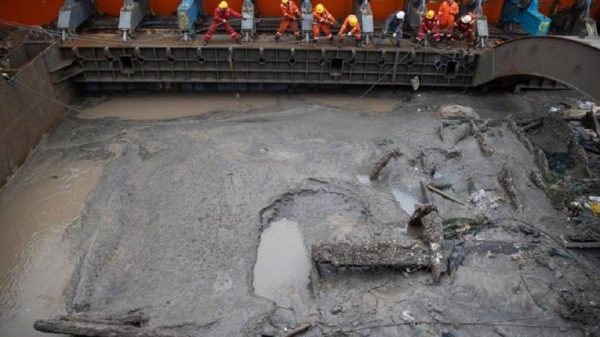 考古现场“长江口二号”打捞出150年前清代古船