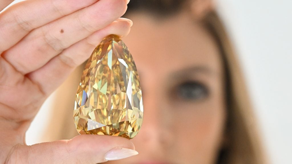 香港苏富比展出300克拉黄钻  估价1500万美元