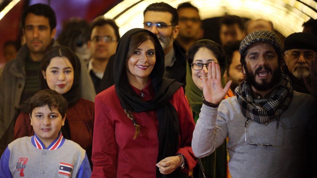 摘下头巾支持示威 伊朗两名女演员被捕