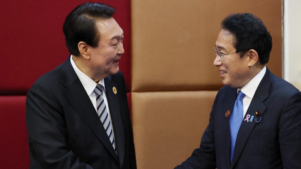 日韩领袖3年首次正式会谈 商化解强征劳工等争议