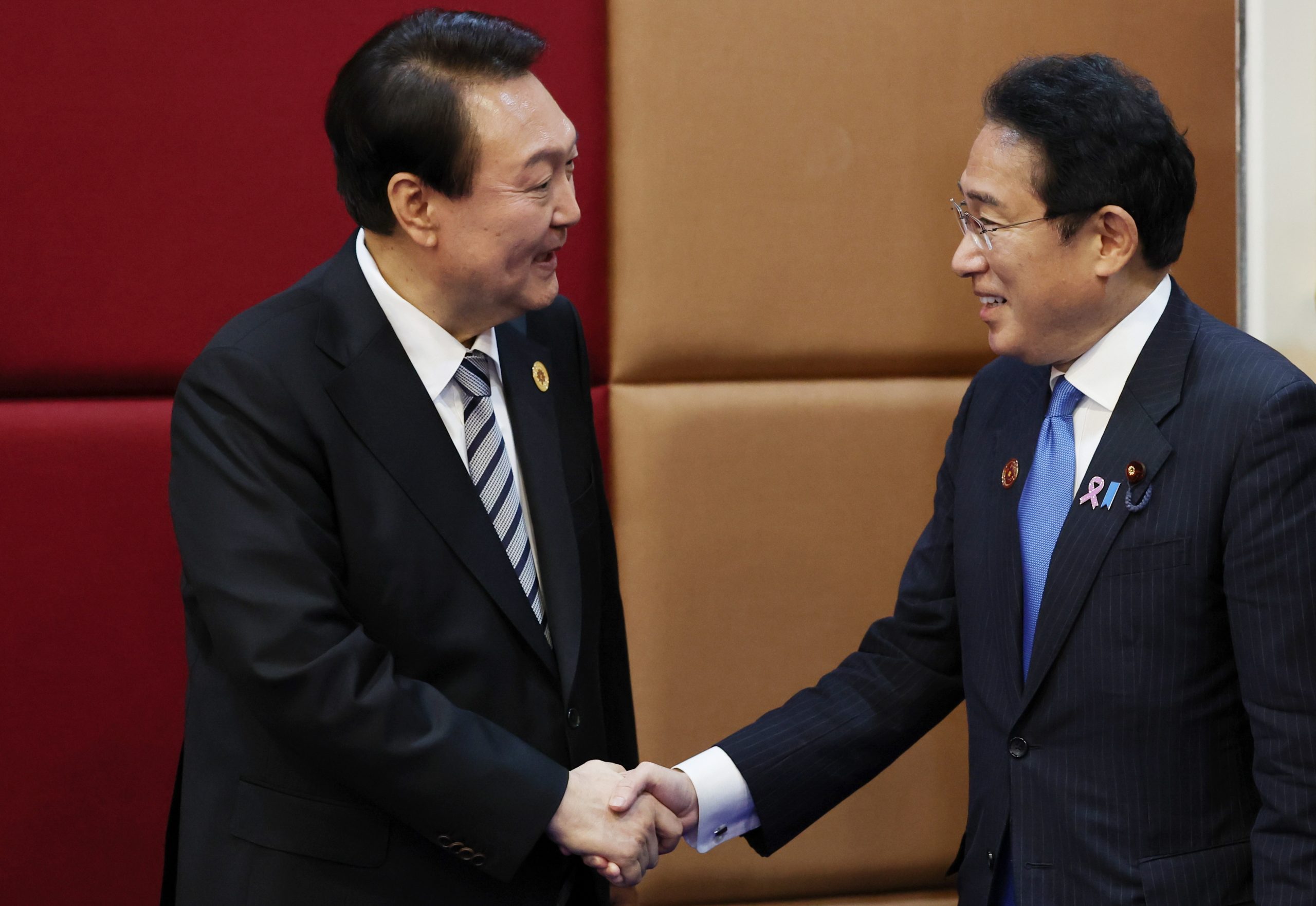 日韩领袖3年首次正式会谈 商化解强征劳工等争议 